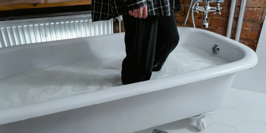 Bathtub Refinishing Cost 2026: $300–$650 Professionally