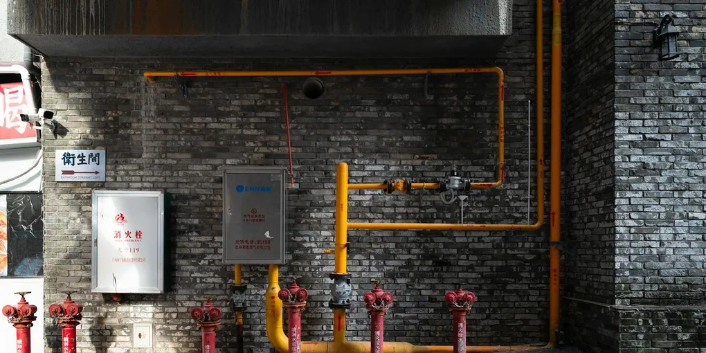 Gas Line Installation Cost 2026: $300–$800 Hookup or $15–$25/ft