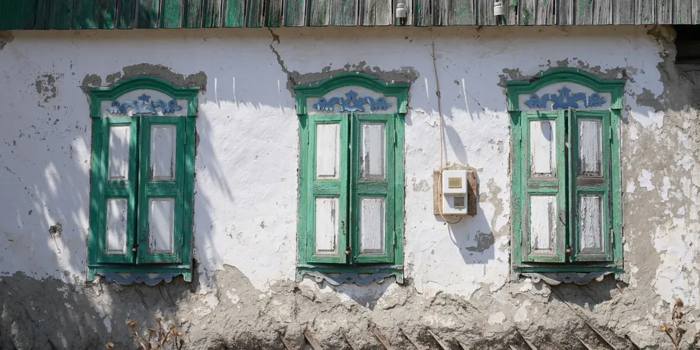 How to Caulk Around Windows: Exterior Sealing to Stop Drafts and Water Damage (2026)