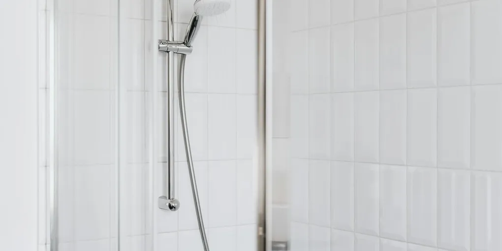 How to Clean a Shower Head: Vinegar Bag Method in 30 Minutes