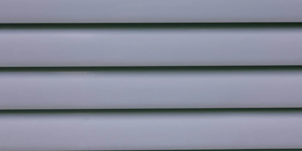 How to Clean Vinyl Siding: Power Washing vs. Hand Washing and Mildew Removal (2026)