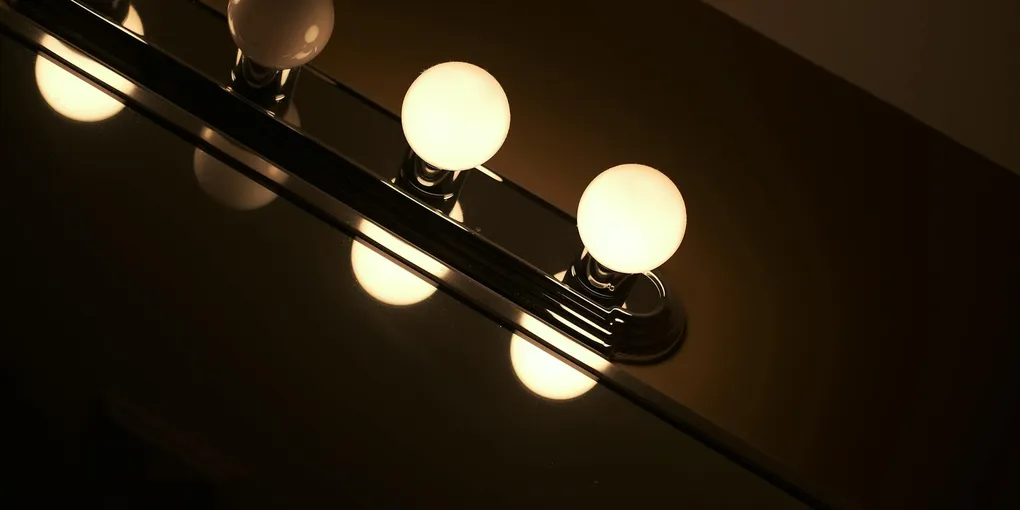 How to Fix a Broken Bathroom Vanity Light: Step-by-Step Guide