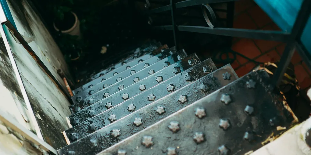 How to Fix a Broken Stair Tread: Step-by-Step Guide