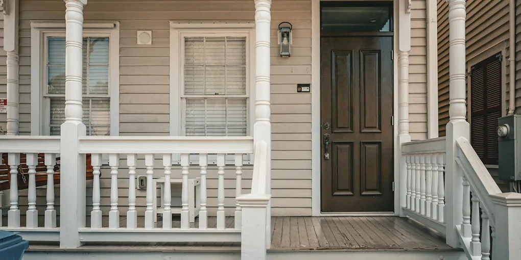 How to Fix a Cracked Porch Railing Cap: Step-by-Step Guide