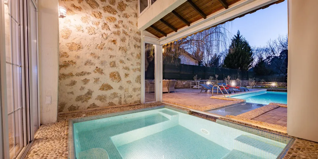 How to Fix a Leaking Outdoor Pool Light: Step-by-Step Guide