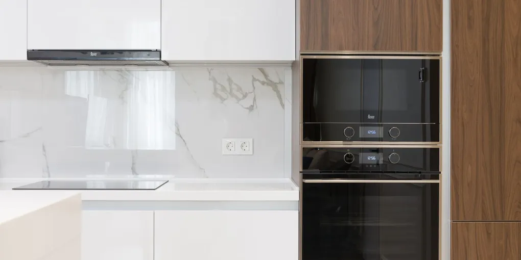 How to Fix a Microwave That Stopped Working: Fuse, Door Switch, and Control Panel (2026)