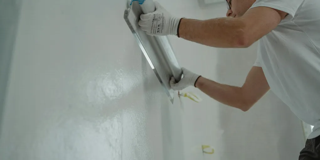 How to Paint a Ceiling: Technique for a Smooth, Drip-Free Finish (2026)