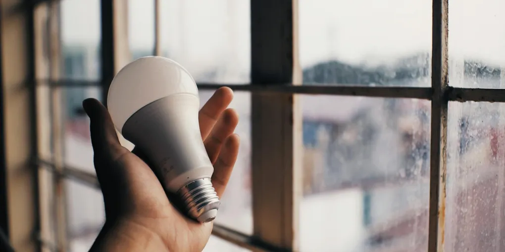 How to Change a Recessed Light Bulb: BR30, PAR30, and LED Retrofit (2026)