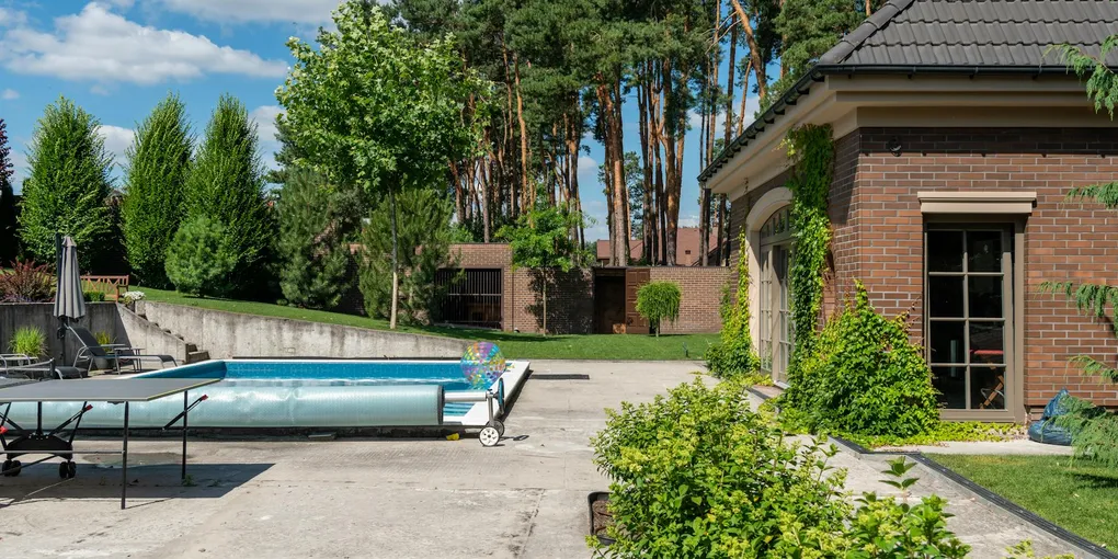 How to Resurface a Concrete Patio: A Complete DIY Guide