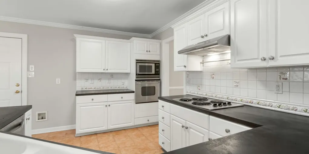 Kitchen Countertop Replacement Cost 2026: $2,000–$6,500 Installed